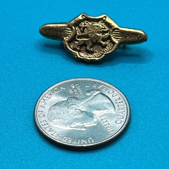 Antique Lion Crest Brooch Gold Tone Pin with C Clasp‎ - Picture 3 of 8